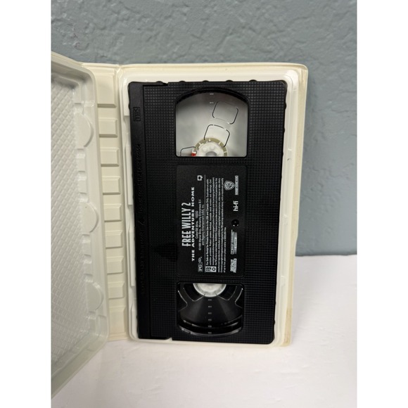 Free Willy 2 the Adventure Home VHS Tape - Picture 3 of 4